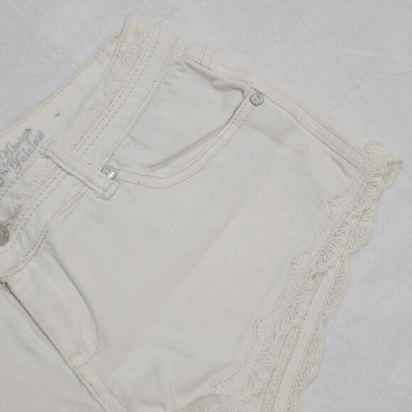 Almost Famous ✦ Lace-Trim Denim Shorts ✦ White Cotton/Spandex Cutoffs Sz 7 EUC - Picture 3 of 10